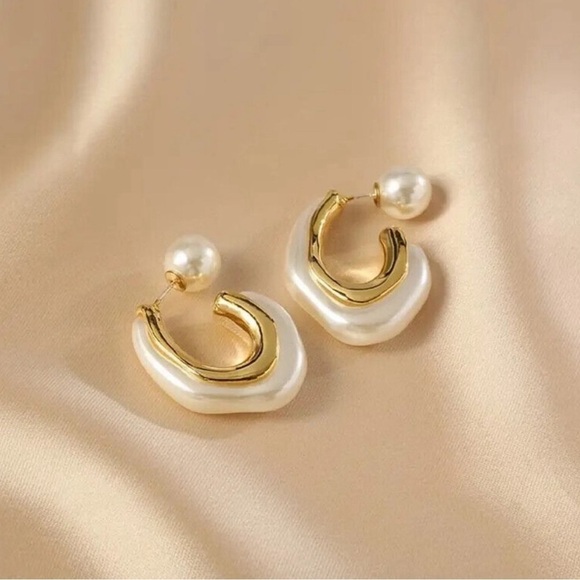 ✨ Anthropologie Irregular Gold Chunky Pearl Hoop Earrings ✨ with GIFT BOX 🎁 - Picture 2 of 8